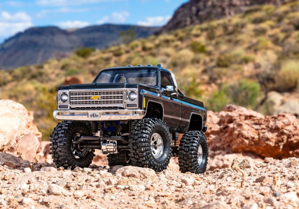 NEU TRAXXAS TRX-4M 79 Chevy K10 4x4 lifted schwarz 1/18 Crawler RTR Brushed, mit Akku und USB Ladegerät